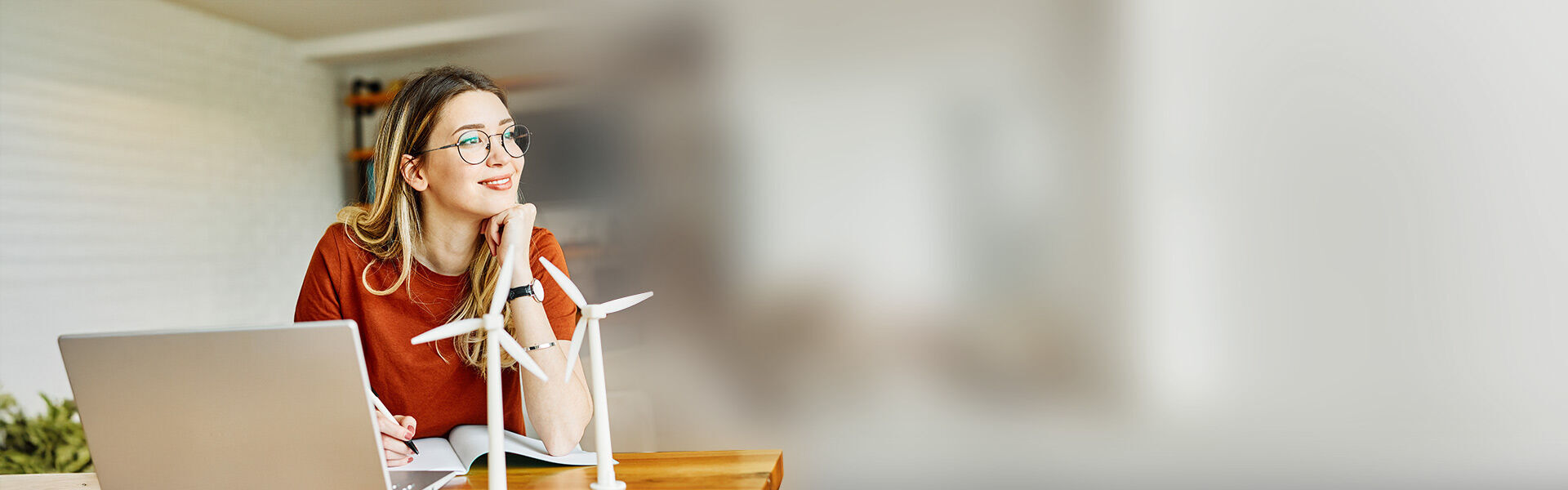 eine Frau sitzt an einem Schreibtisch mit einem Laptop