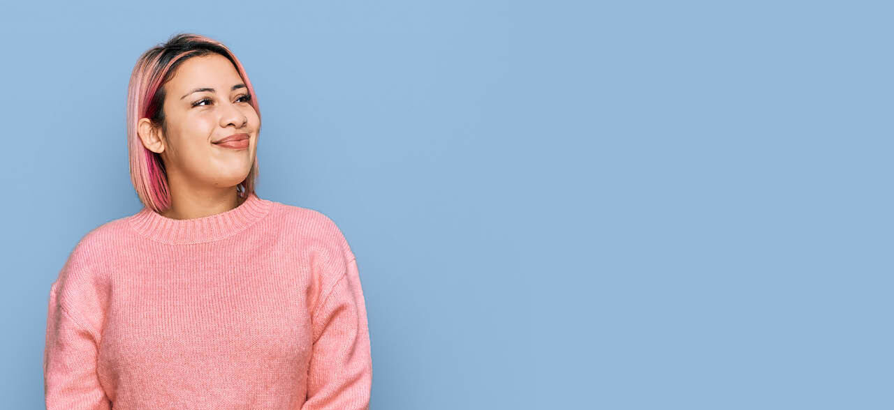 eine Frau mit rosa Haaren und einem rosa Pullover